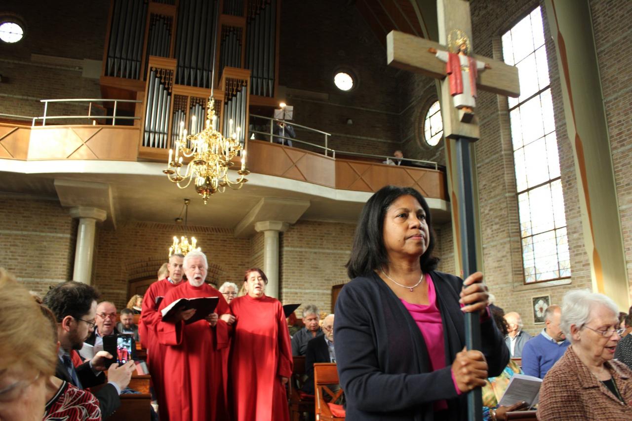 Processie met het Zweedse processiekruis in de Zeemanskerkendienst