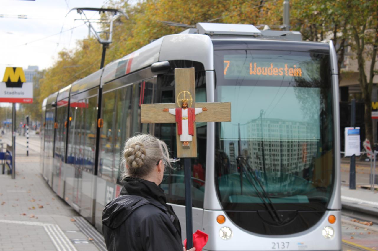 Het processiekruis op reis door Rotterdam